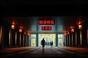 《白铁皮屋顶》封面，雨点砸在白铁皮上溅起水花