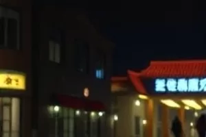 《早班列车》封面，清晨站台上立着的深色行李箱